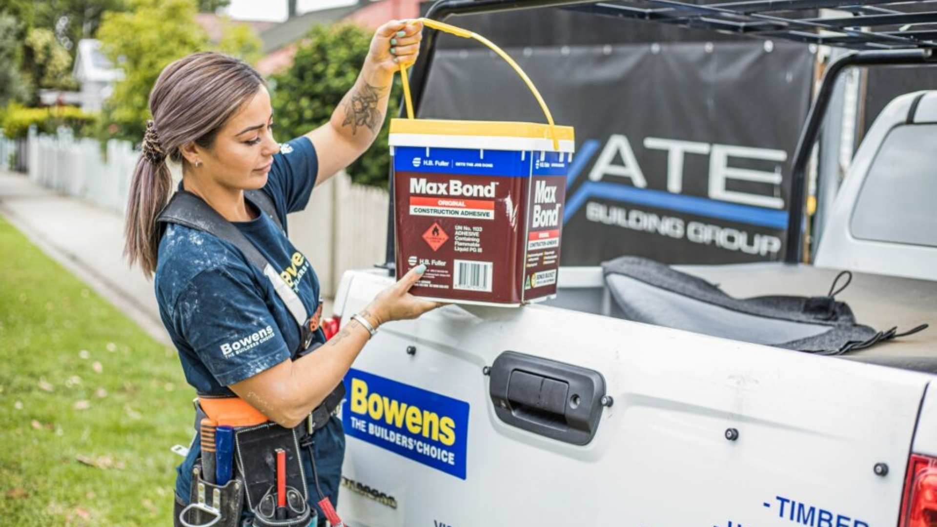 Trade picking up product from the tray of Bowens ute.