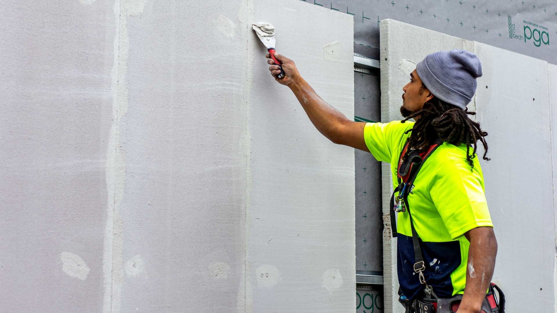 Trade applying adhesives to Eastland AAC panel.